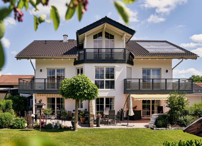 Moderna ringhiera del balcone realizzata con montanti in acciaio inox - Balcone in alluminio Alu Design Barcelona