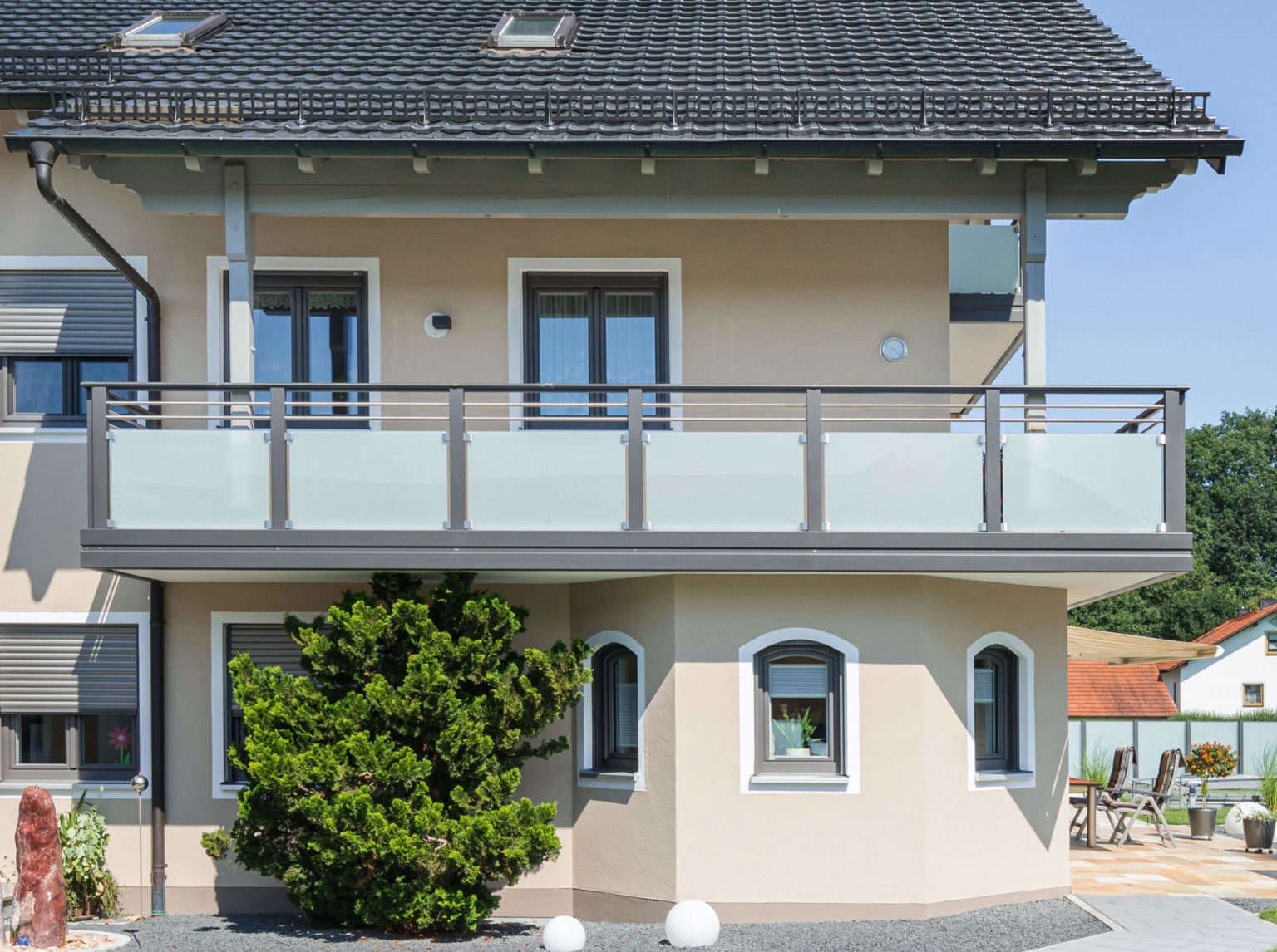 Ringhiera per balcone in alluminio con montanti in acciaio inox e tamponamento in vetro - Balcone in alluminio Alu Design Casa Linea