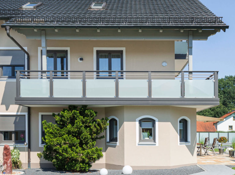 Ringhiera per balcone in alluminio con montanti in acciaio inox e tamponamento in vetro - Balcone in alluminio Alu Design Casa Linea